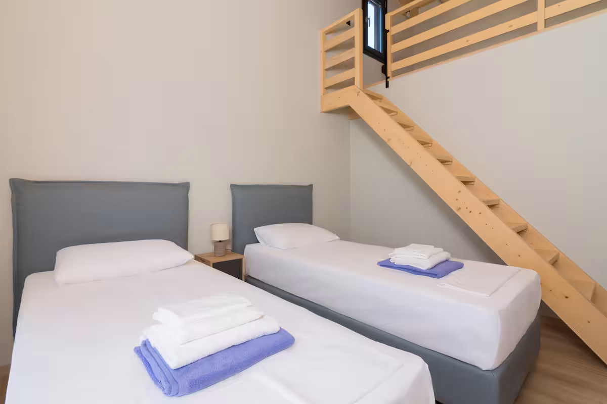 Second bedroom with two single beds, ideal for children or friends on the upper floor in Schinias